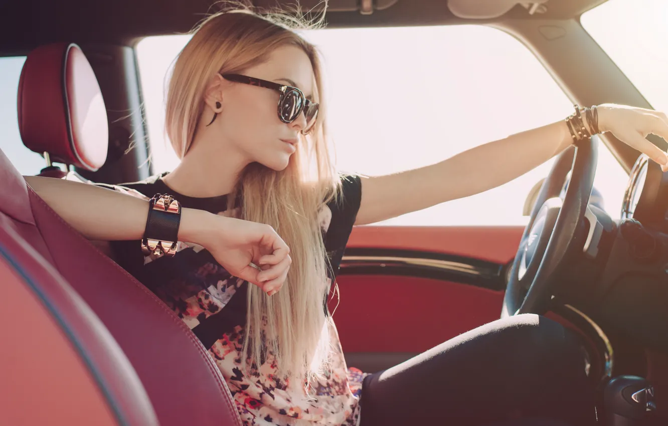 Фото обои машина, девушка, руль, очки, блондинка, профиль, сидит