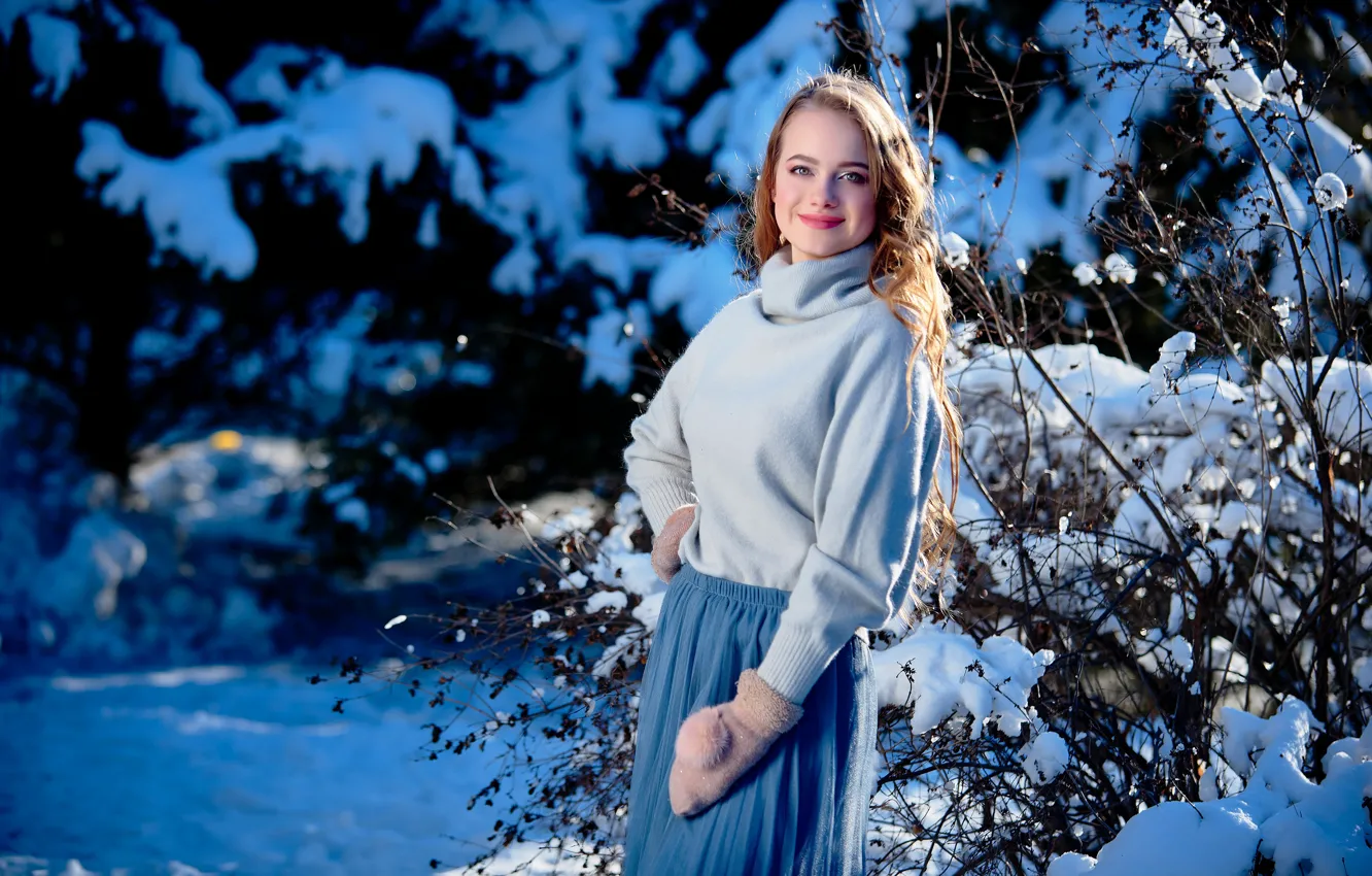 Фото обои зима, девушка, снег, улыбка, юбка, шатенка, локоны, варежки
