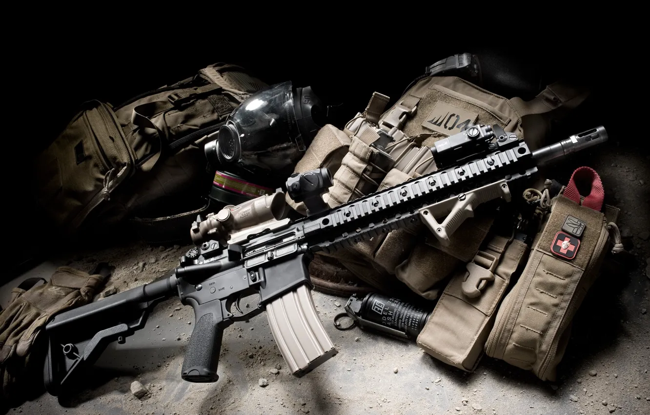 Фото обои граната, противогаз, BCM, штурмовая винтовка, боекомплект