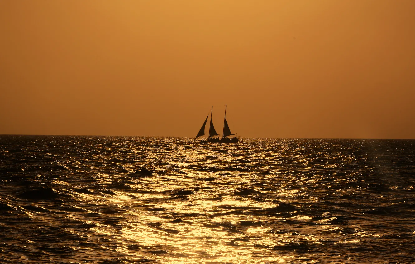 Фото обои вода, блики, отражение, океан, корабль, вечер, яхта, силуэт