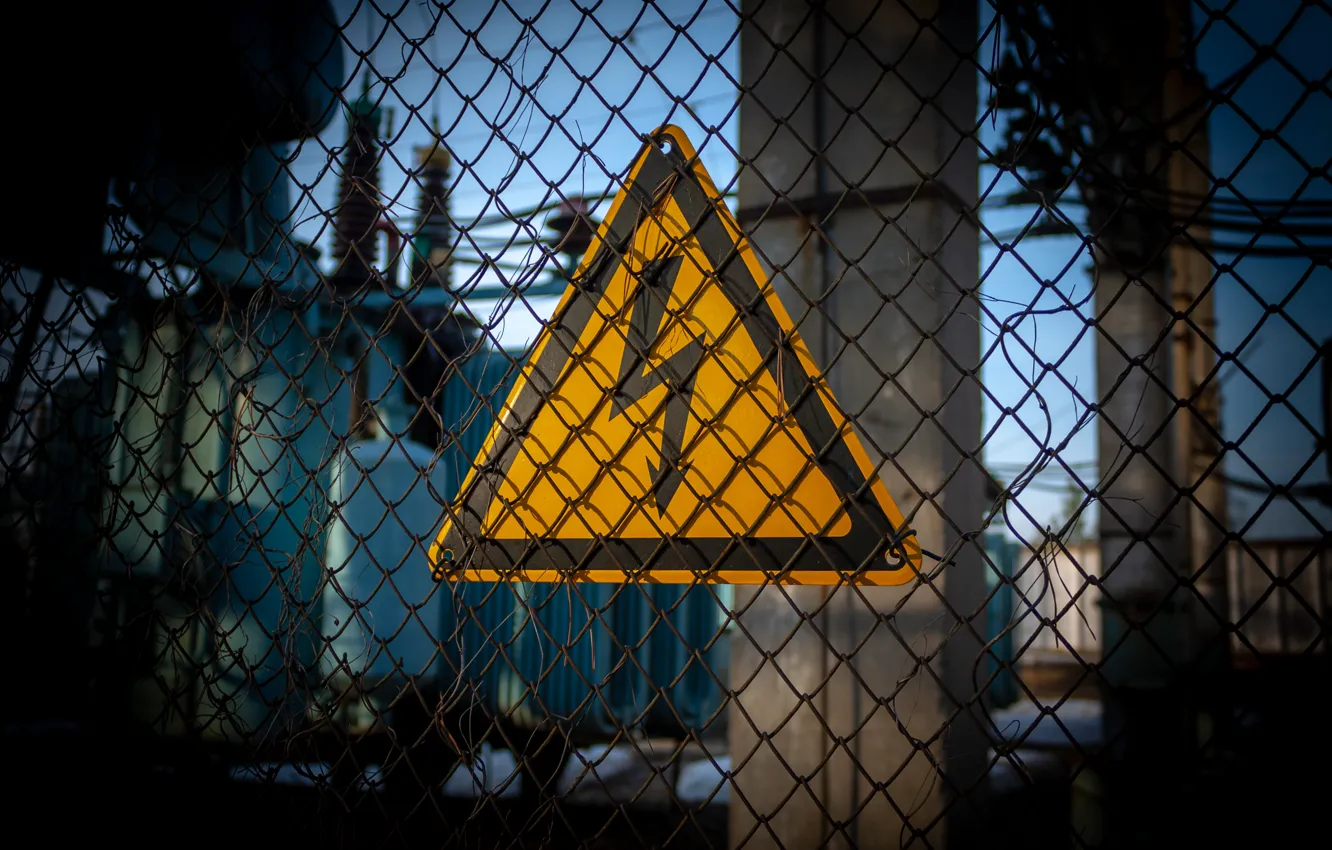 Фото обои опасность, знак, предупреждение, забор, промышленность, электричество, внимание, ток