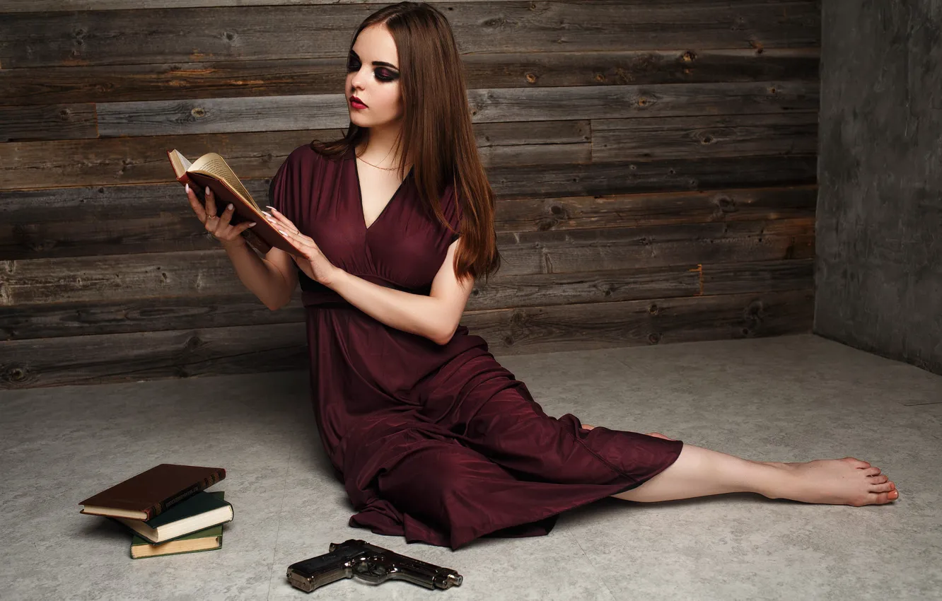 Фото обои поза, пистолет, стены, модель, книги, портрет, макияж, фигура