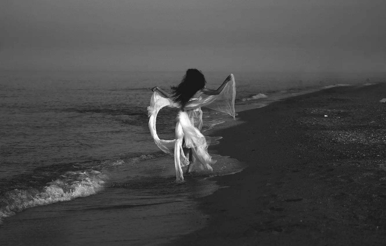 Фото обои песок, волны, пляж, девушка, брюнетка, бег, убегает