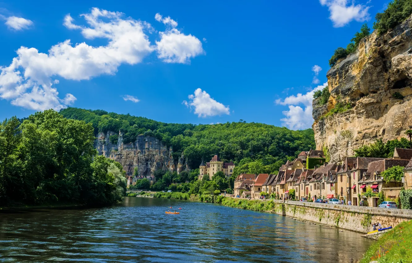 Фото обои горы, город, река, Франция, набережная, France, Dordogne, байдарки