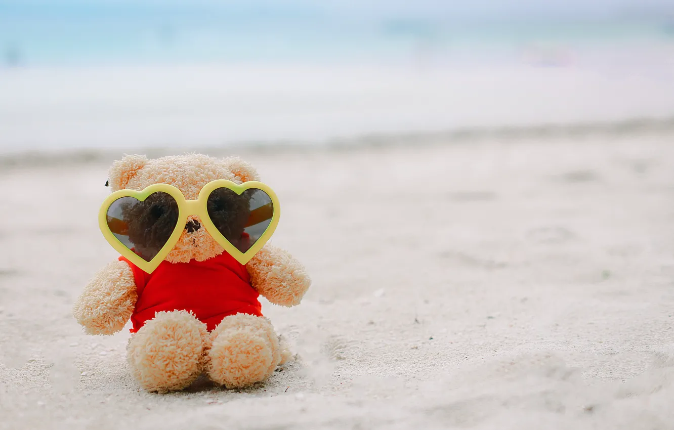 Фото обои песок, море, пляж, лето, любовь, отдых, игрушка, очки