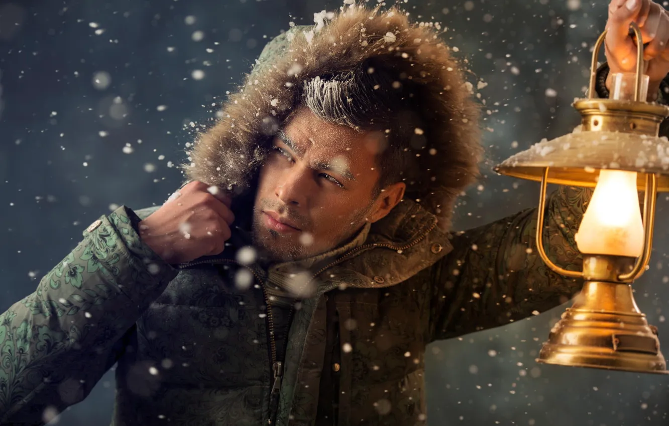 Фото обои зима, иней, снег, лампа, куртка, капюшон, фонарь, мужчина