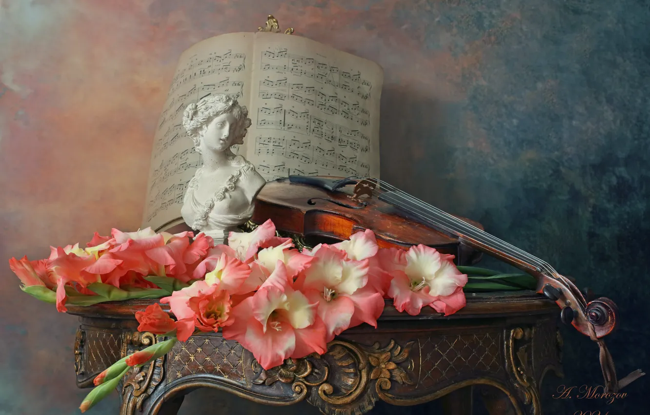 Фото обои цветы, стиль, ноты, фон, скрипка, статуэтка, натюрморт, гладиолусы