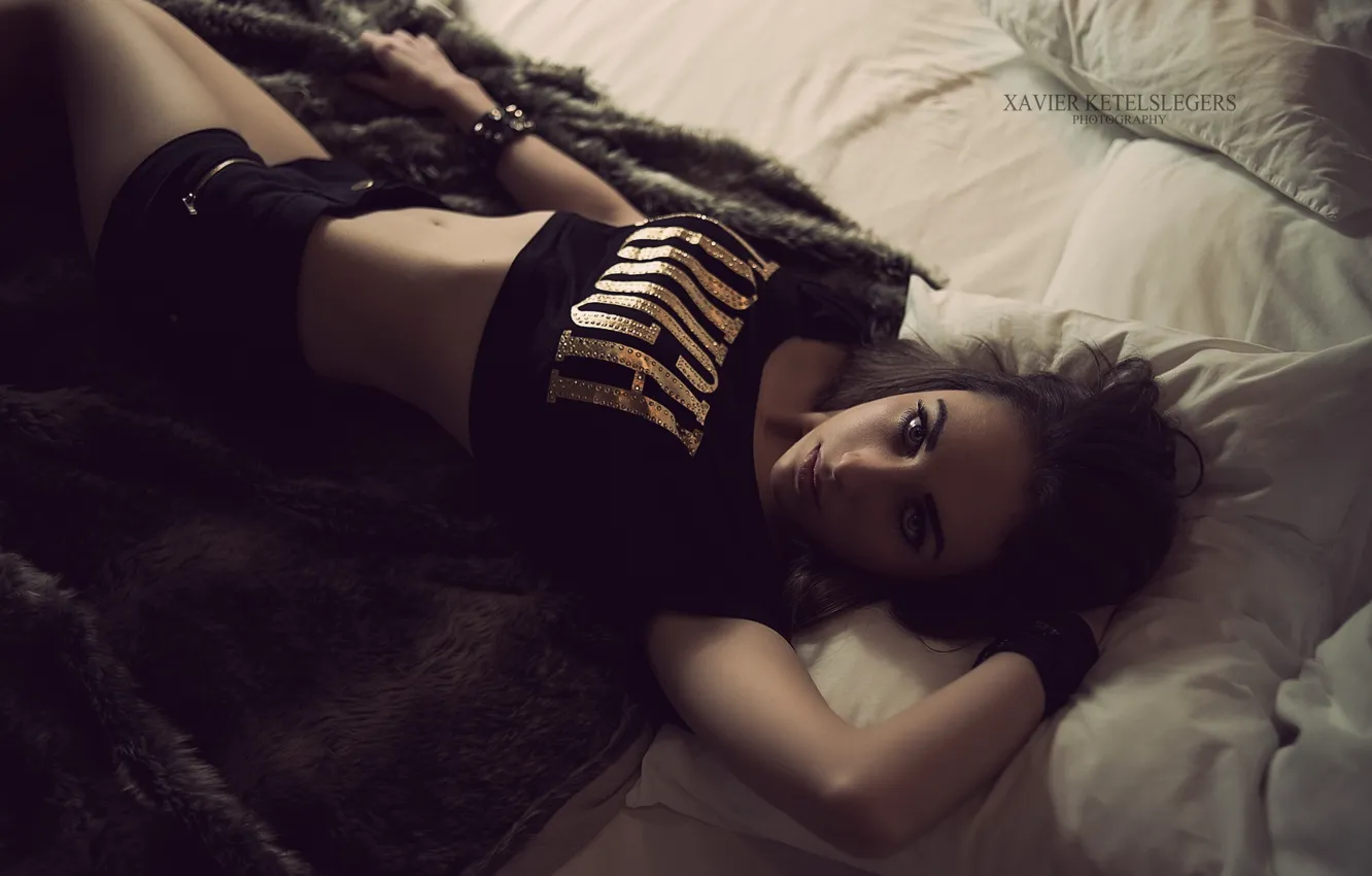 Фото обои model, brunette, look, bed, pose