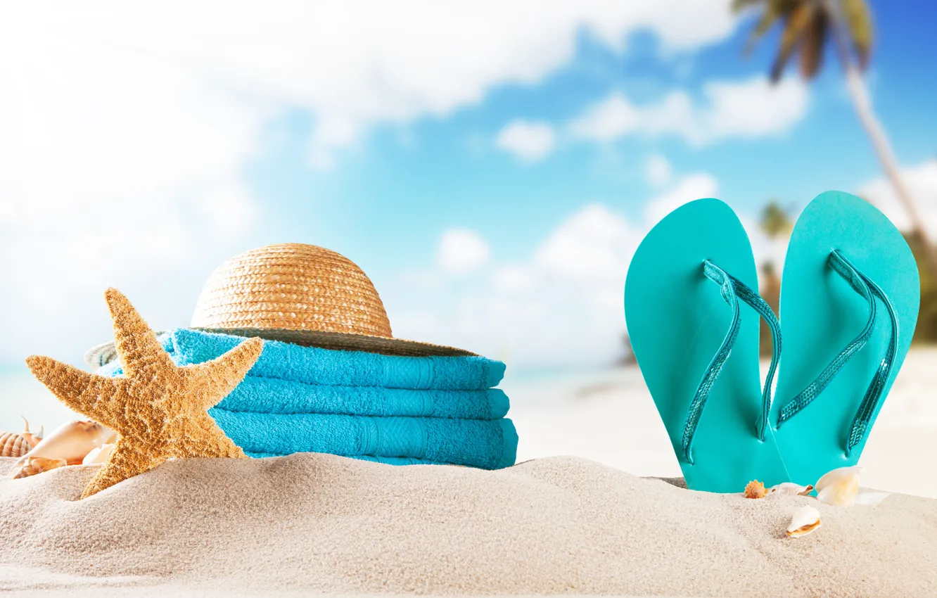 Фото обои песок, пляж, полотенце, шляпа, ракушки, морская звезда, сланцы