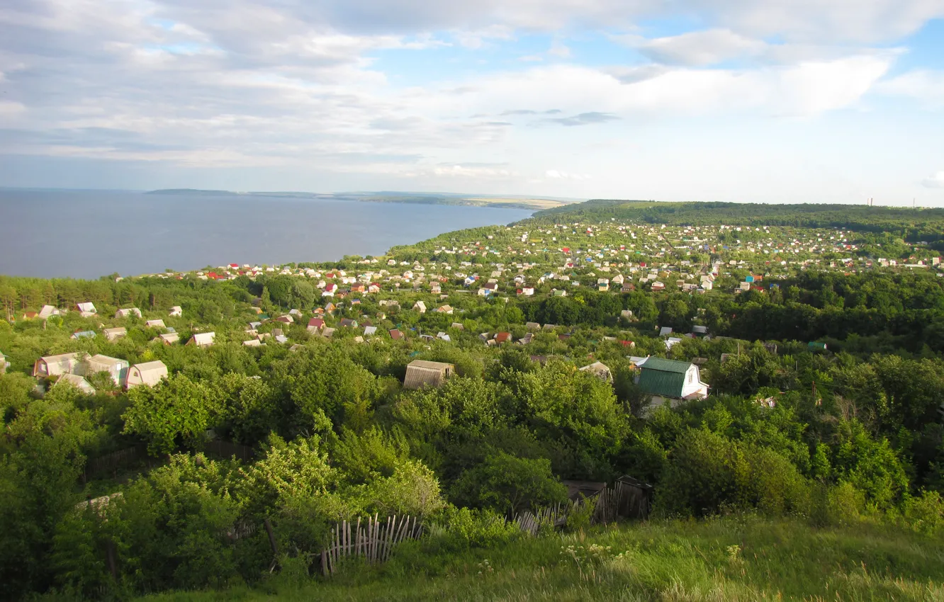 Фото обои небо, трава, облака, деревья, река, дома, Волга, Ульяновск