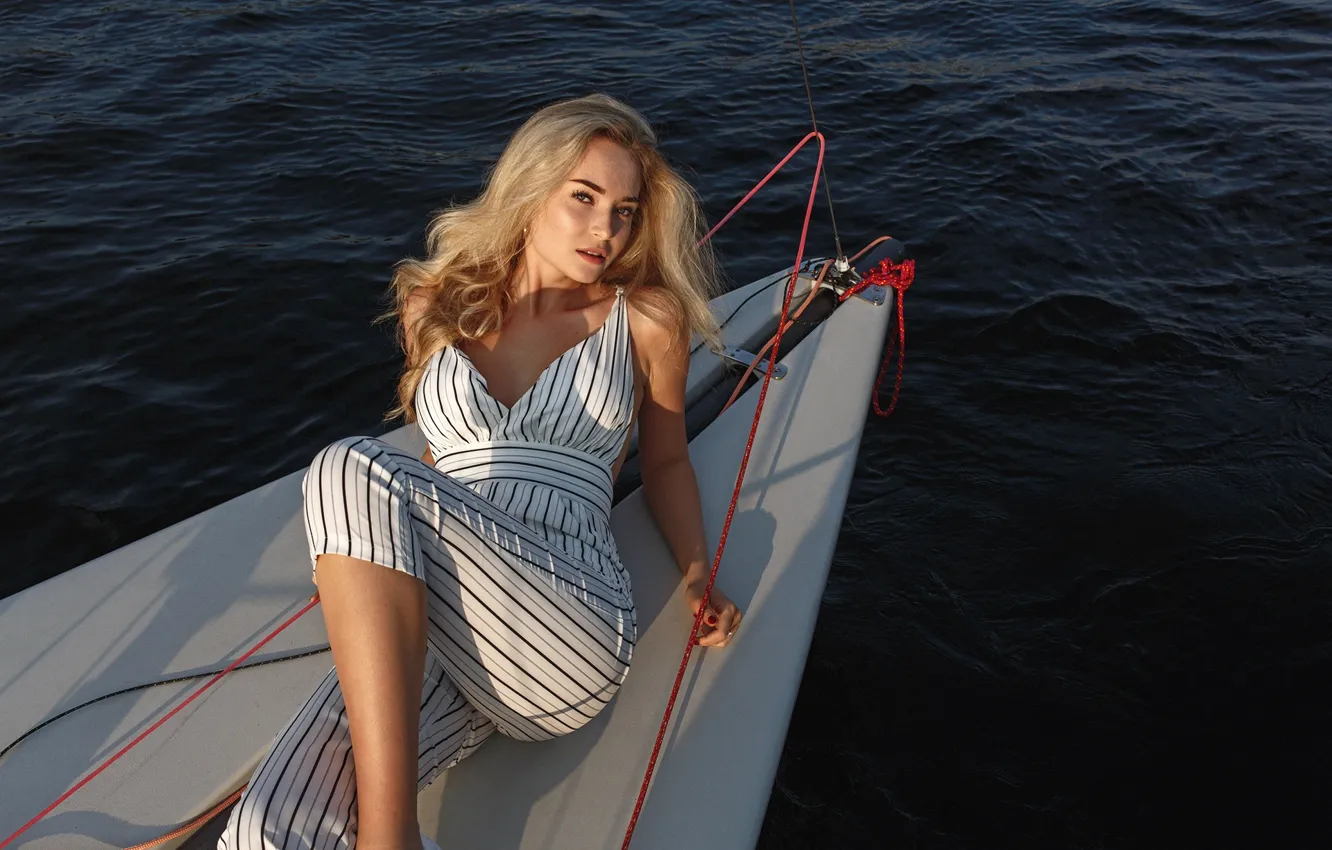 Фото обои sea, water, model, women, blonde, boat, hips, women outdoors