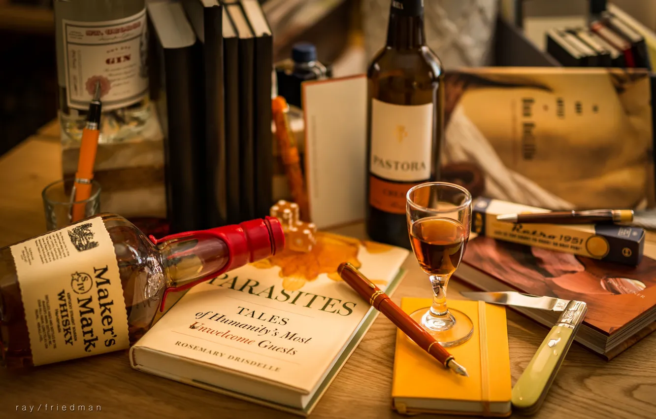 Обои перо, ручка, книга, бутылки, натюрморт, виски, рюмка на телефон и