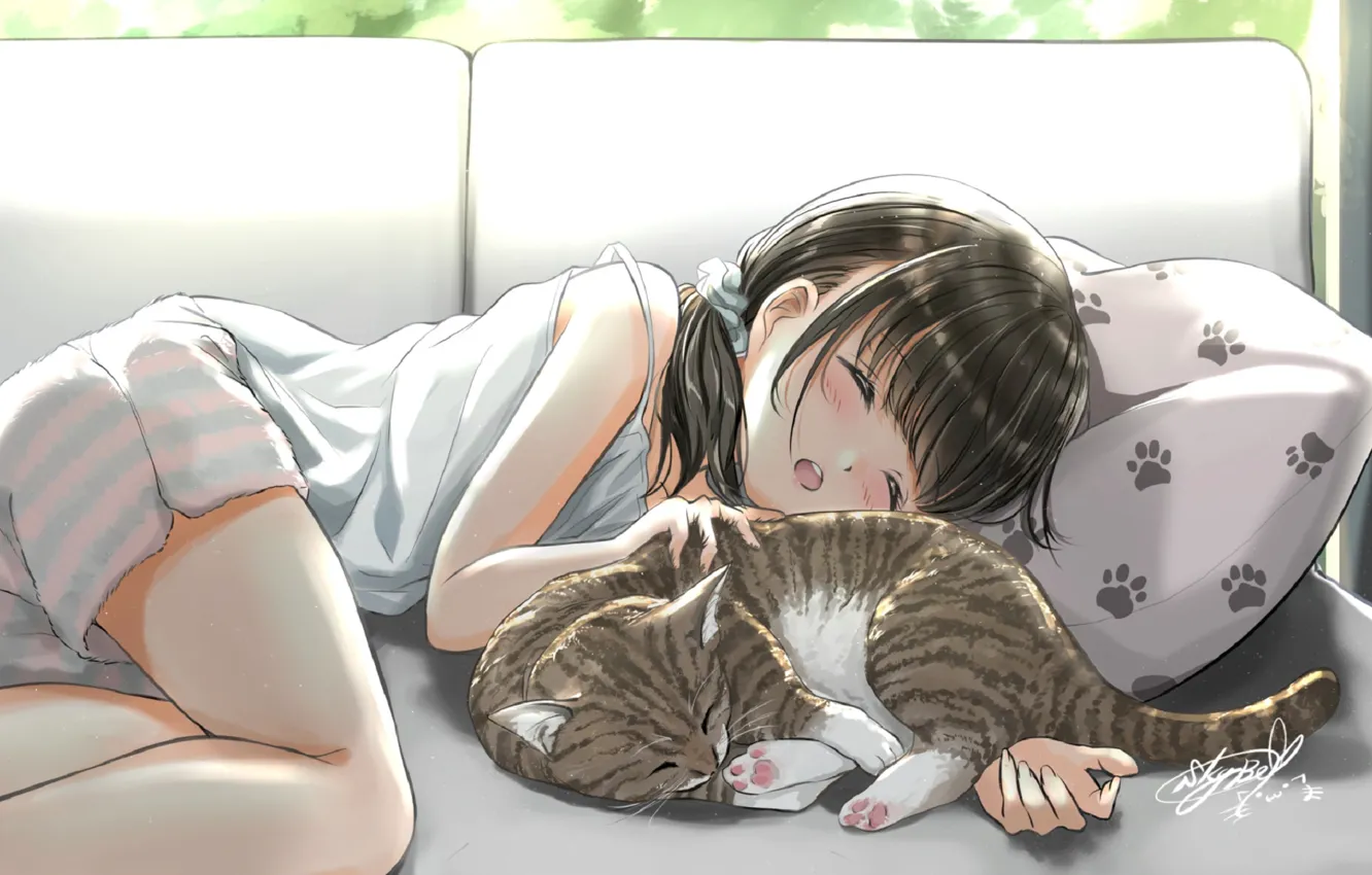 Фото обои спит, девочка, подушка, пижама, на диване, в комнате, полосатая кошка, сладкий сон