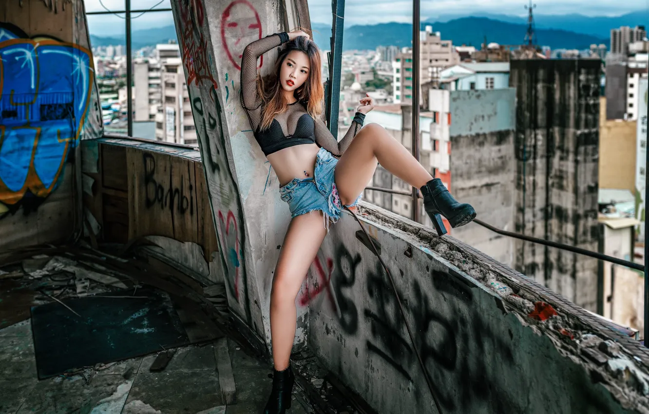 Фото обои девушка, лицо, город, поза, модель, шорты, здания, высота