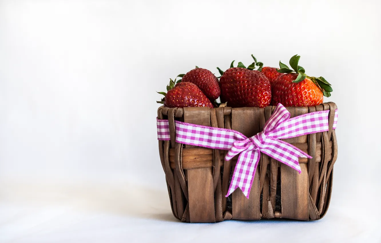 Фото обои ягоды, клубника, лента, бант, корзинка, красная