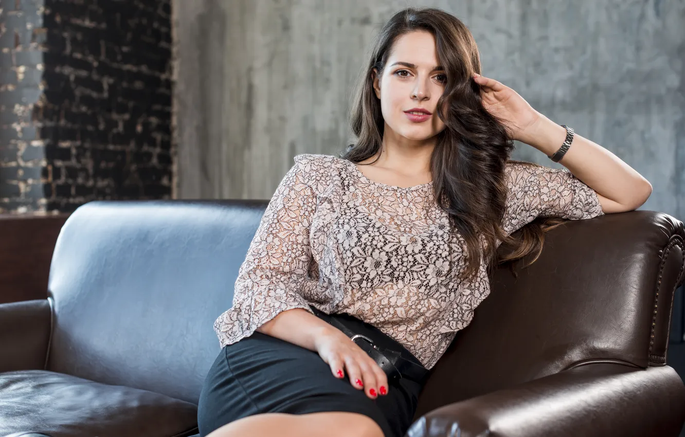 Фото обои woman, young, camera, sofa, looking, attractive, sitting