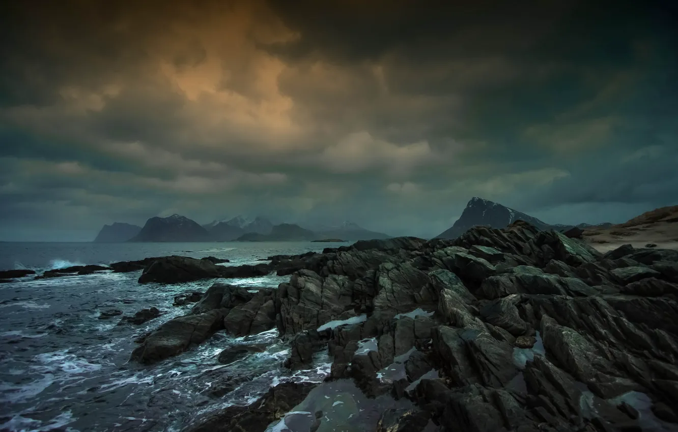 Фото обои море, тучи, шторм, скалы