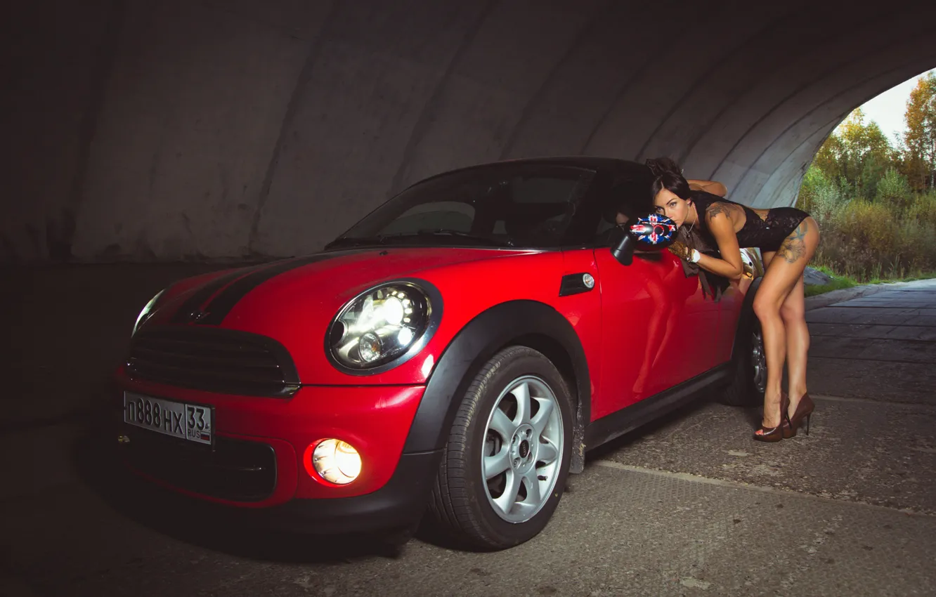 Фото обои машина, авто, девушка, поза, фигура, туннель, тату, ножки