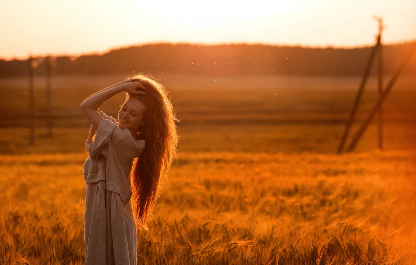 Фото обои поле, лето, девушка, солнце, поза, улыбка, боке, Татьяна Гуз