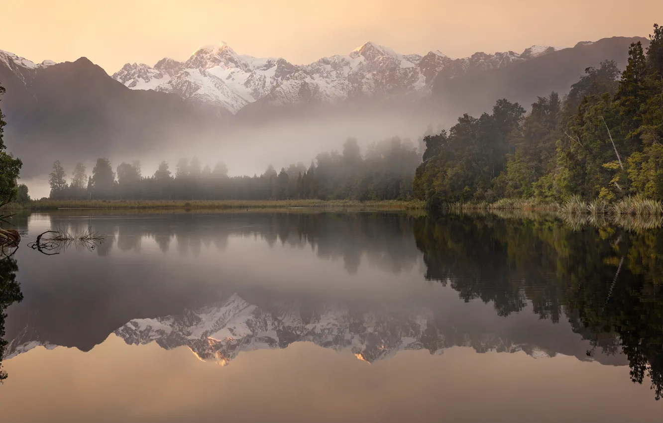 Фото обои лес, горы, туман, отражение, берег, утро, водоем, зеркальное