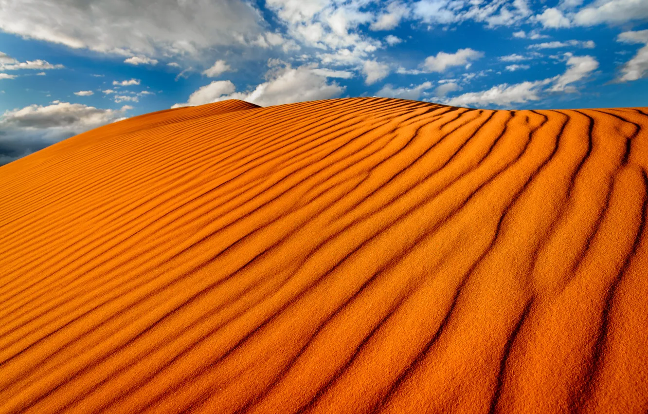 Фото обои песок, небо, облака, пустыня, бархан