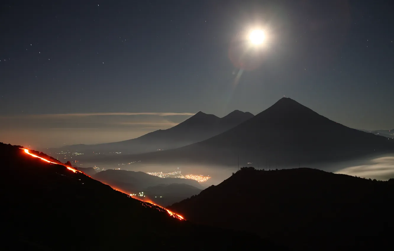 Фото обои небо, звезды, горы, город, огни, вулкан, извержение, Гватемала