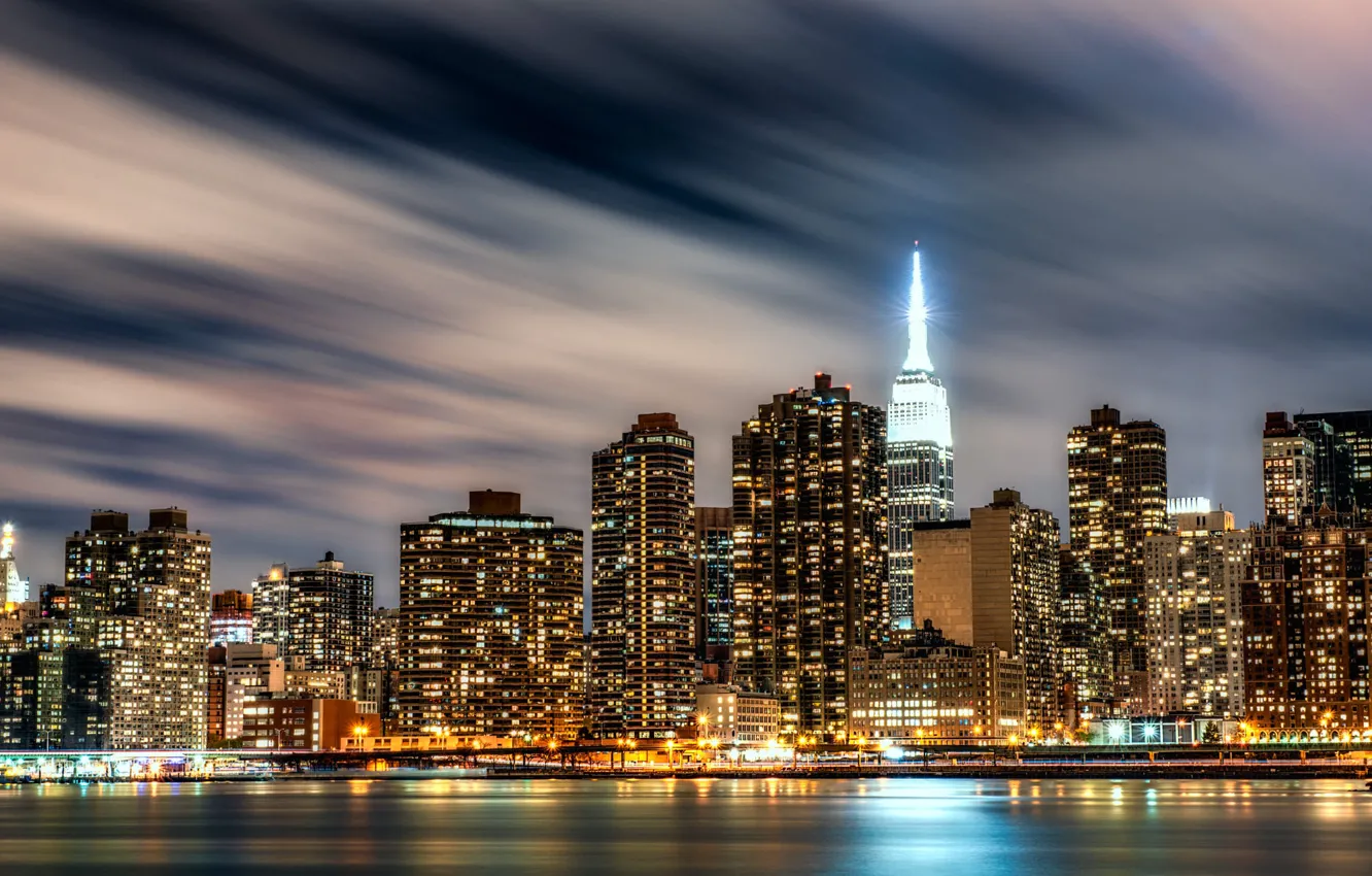 Фото обои небо, облака, ночь, город, огни, берег, здания, башня