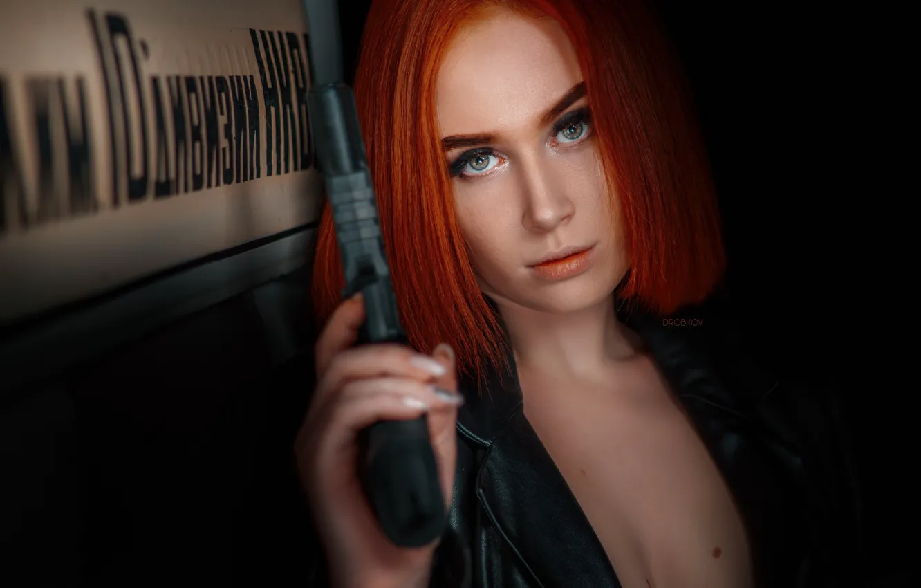 Фото обои взгляд, пистолет, Девушка, рыжая, Эльвира Позднышева, Alexander Drobkov-Dark