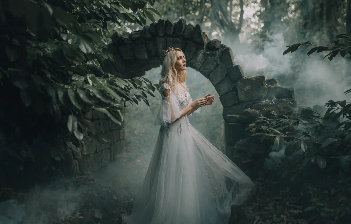 Фото обои лес, девушка, туман, парк, камни, платье, кладка, блондинка