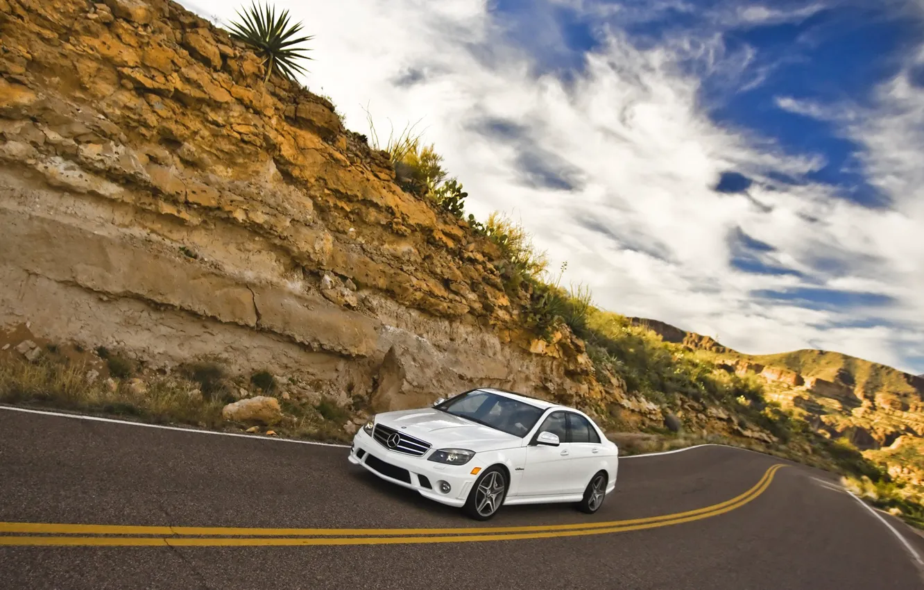 Mercedes Benz c63 AMG белая на трассе