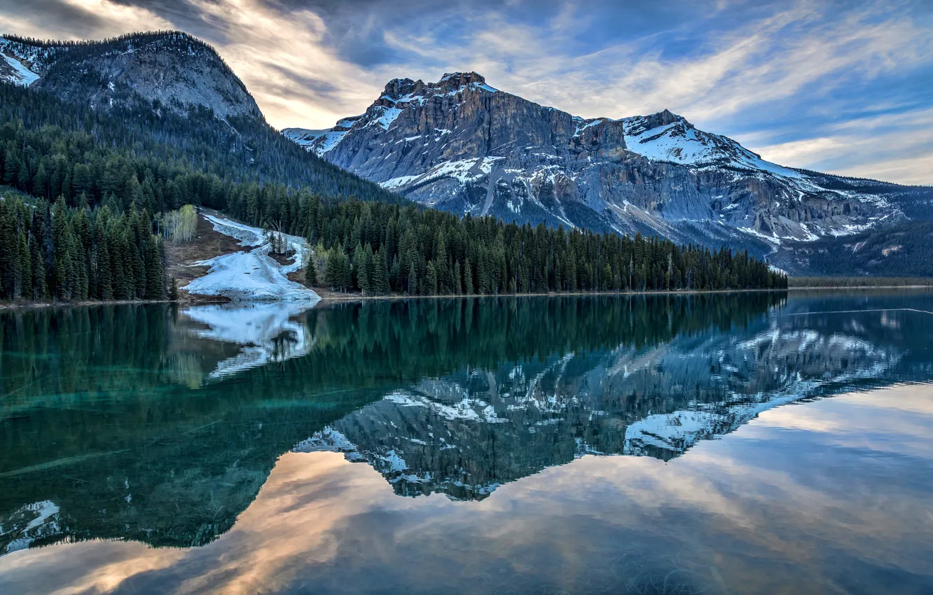 Фото обои лес, небо, облака, горы, озеро, отражение, синева, скалы