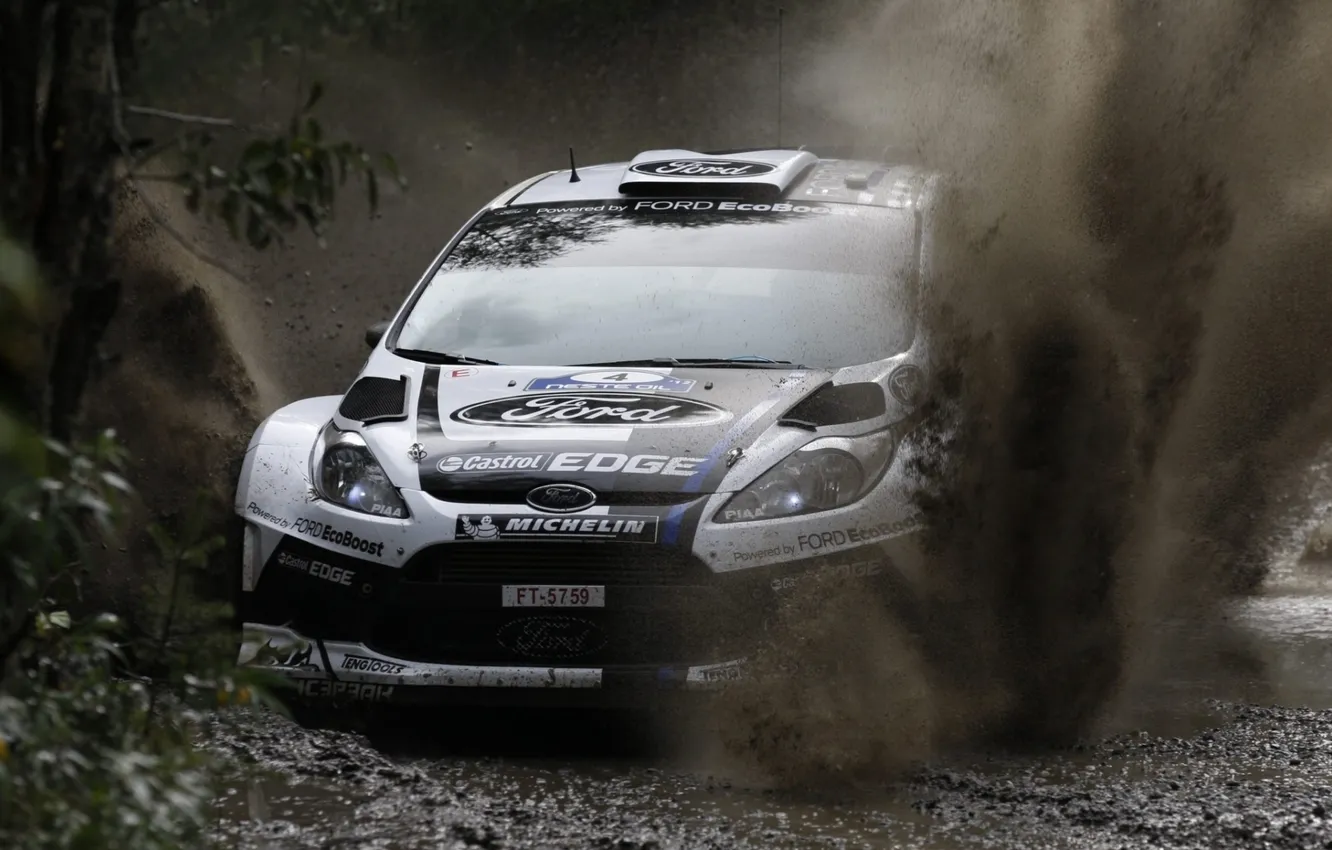 Фото обои белый, брызги, Ford, грязь, Форд, WRC, передок, Rally