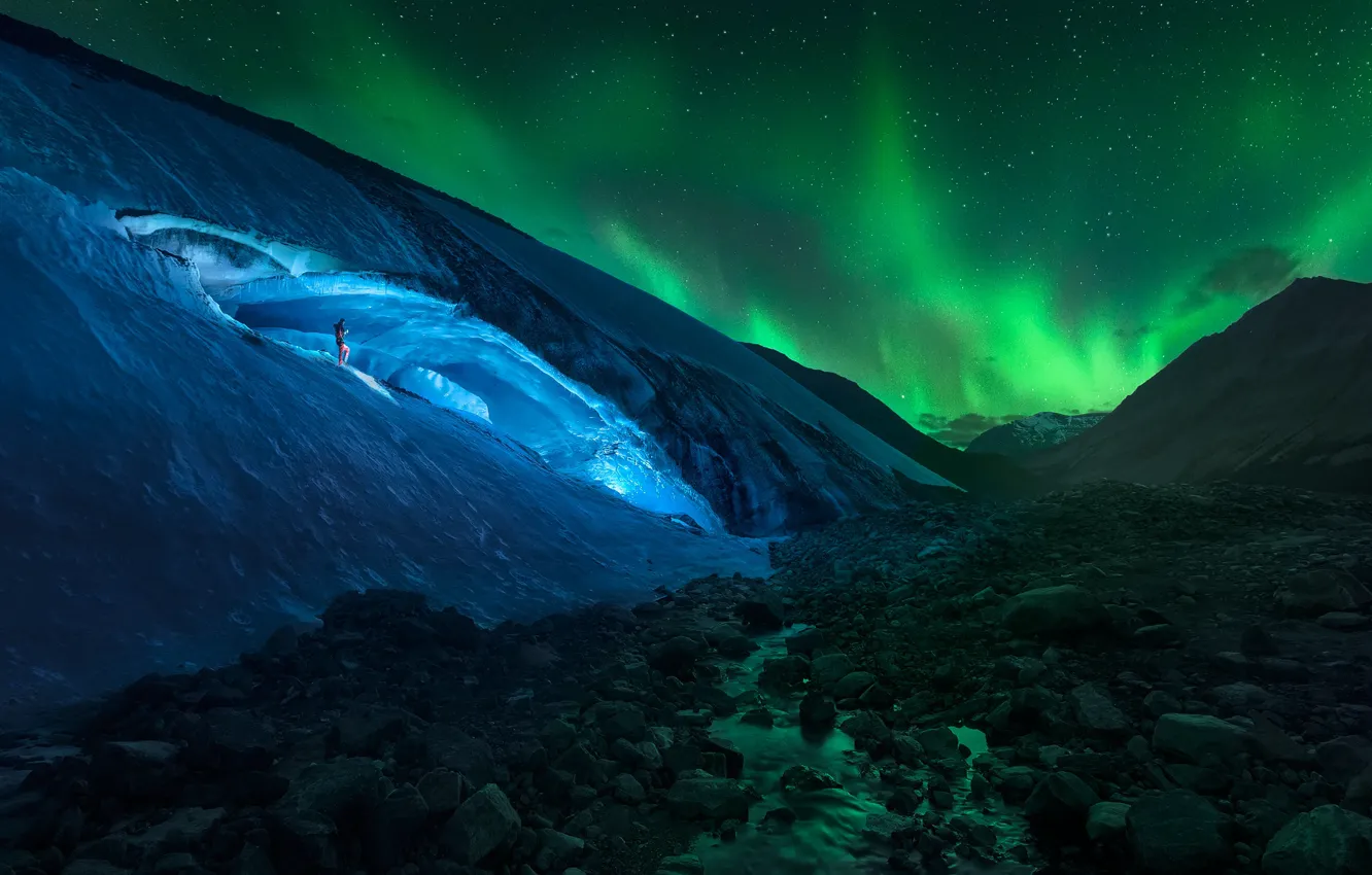 Фото обои свет, горы, ночь, камни, скалы, человек, северное сияние, ледник
