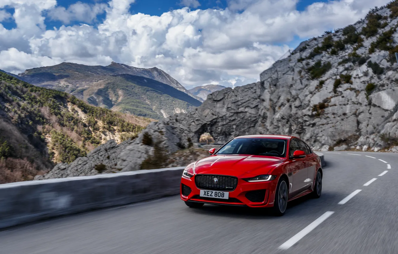 Фото обои дорога, горы, красный, скорость, Jaguar, седан, 2020, Jaguar XE