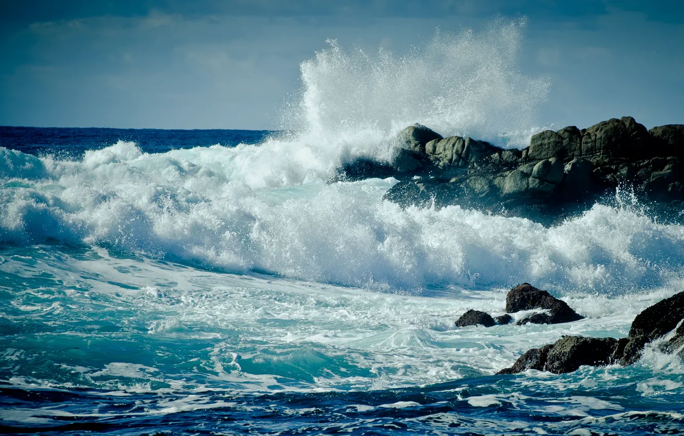 Фото обои море, волны, пена, вода, капли, брызги, шторм, скала