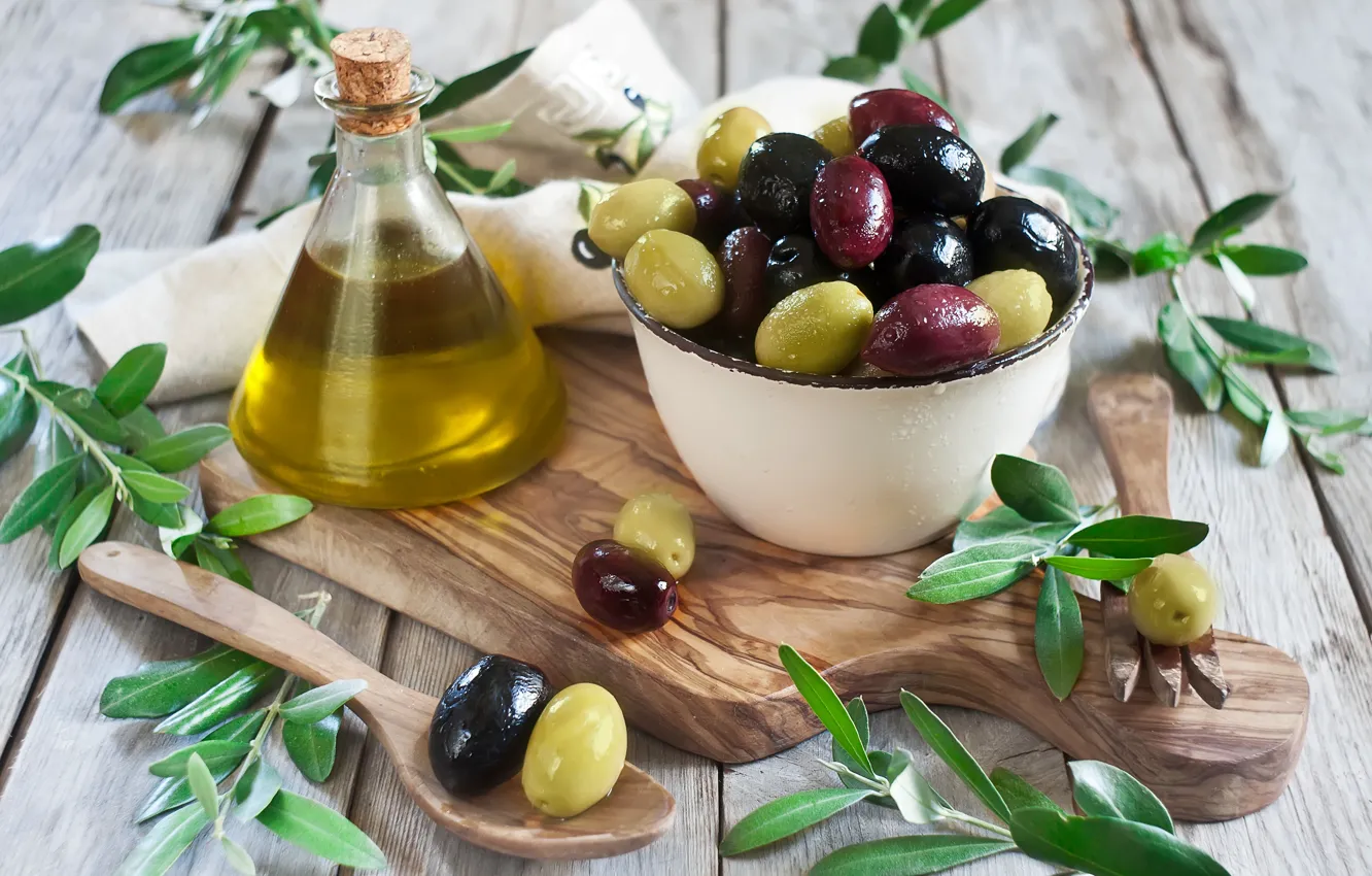 Фото обои plate, доска, миска, оливки, листики, leaves, салфетка, оливковое масло