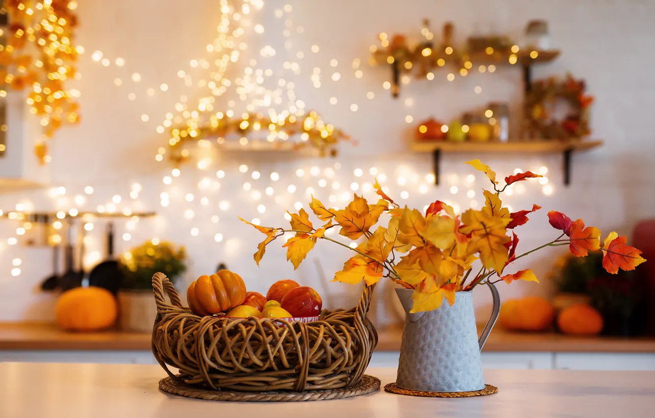 Фото обои осень, свет, яблоки, букет, огоньки, кухня, тыквы, кувшин