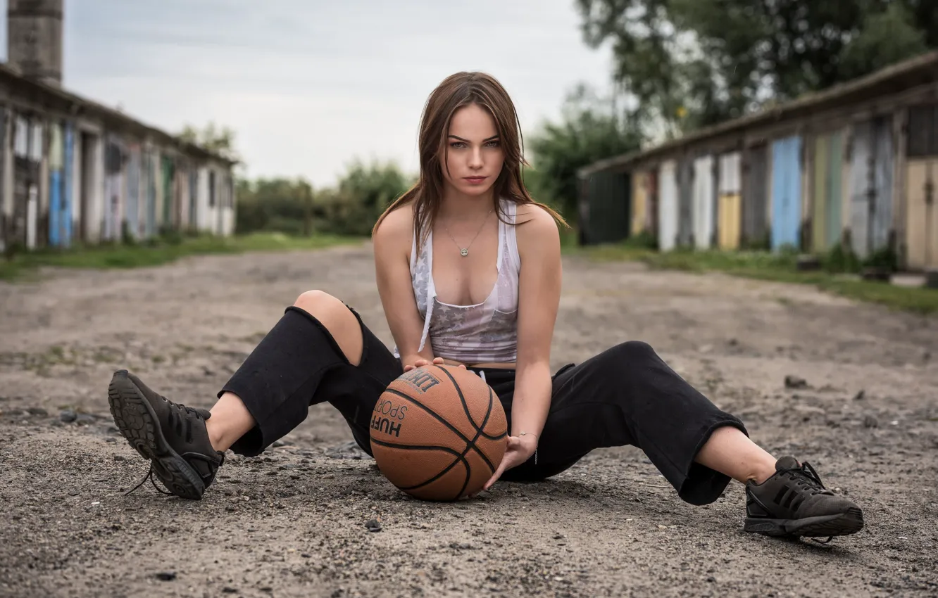 Фото обои basketball, красивая девушка, beautiful girl, баскетбольный мяч, spread her legs, раздвинула ноги, модель позирует, сидя …