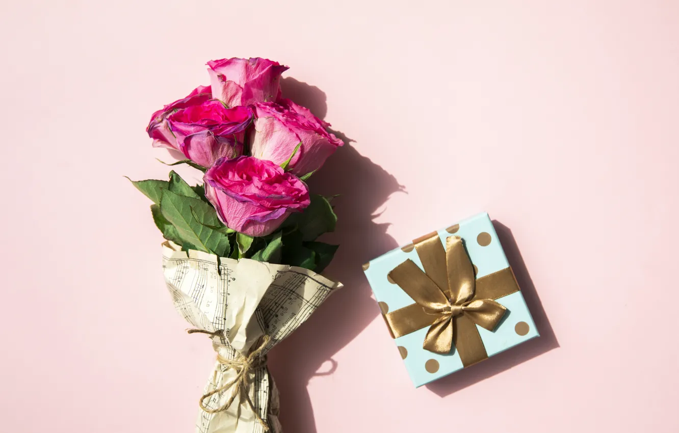 Фото обои фон, розовый, день рождения, подарок, розы, букет, поздравление