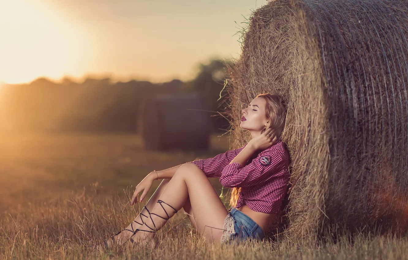 Фото обои поле, девушка, шорты, сено, Andrea Carretta