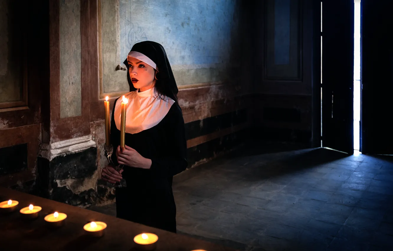 Фото обои свечи, монашка, молитва