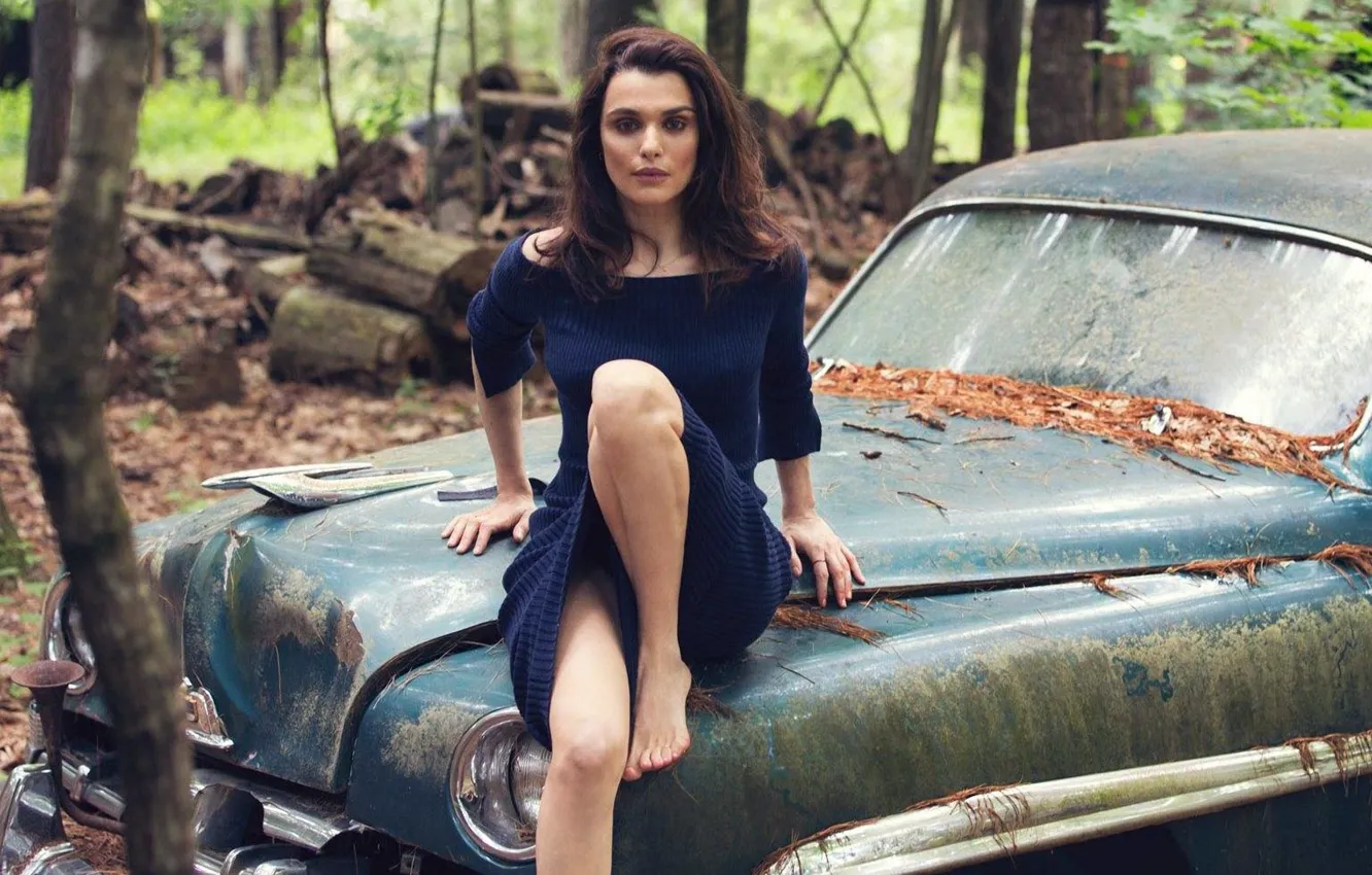 Фото обои машина, лес, босиком, платье, актриса, брюнетка, ножки, Rachel Weisz