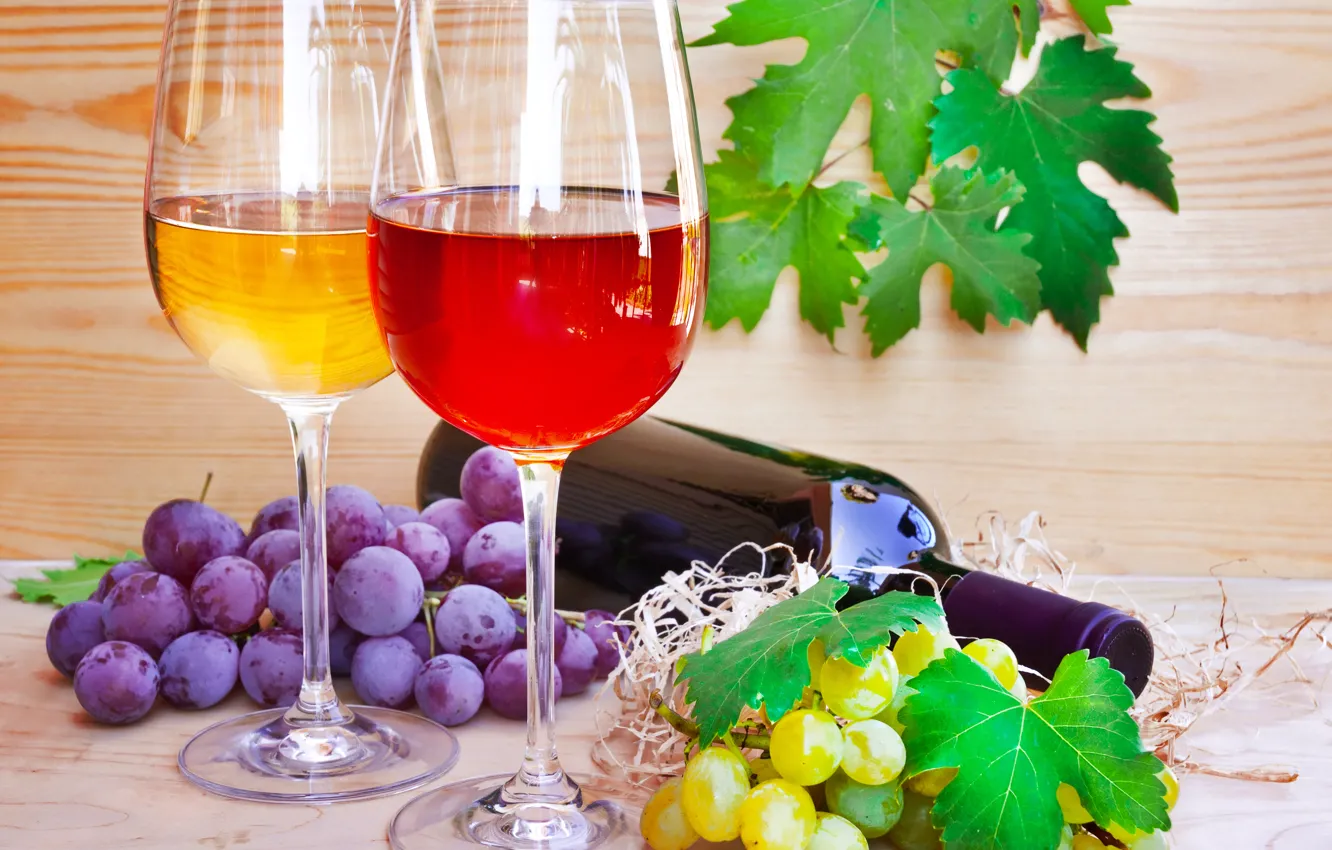 Фото обои бутылка, листики, грозди винограда, Бокалы вино