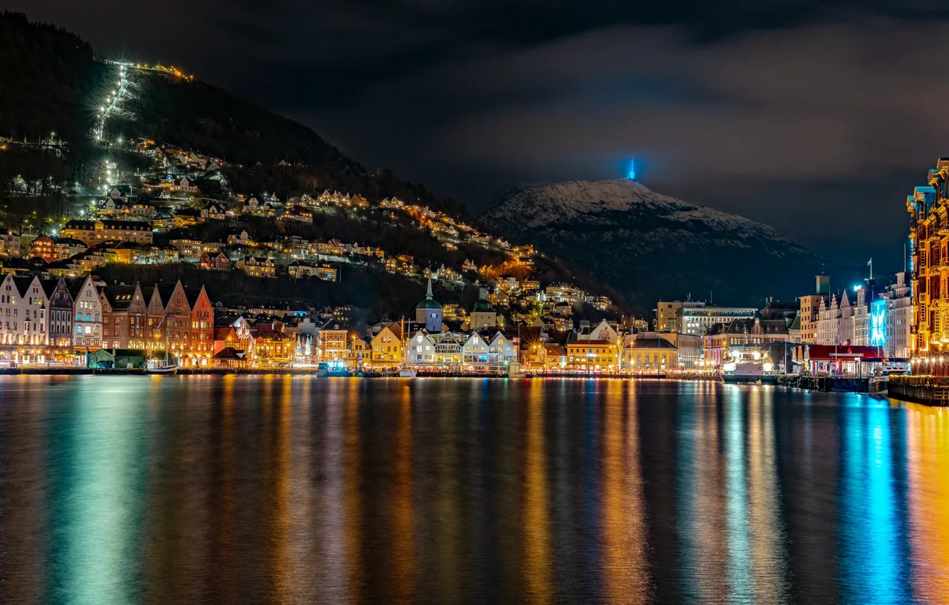 Фото обои горы, ночь, огни, дома, лодки, Норвегия, фонари, залив