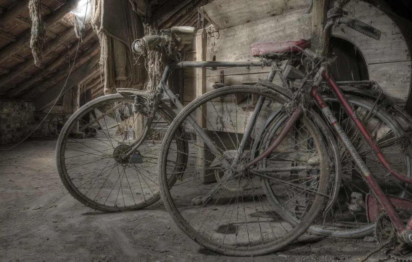 Фото обои фон, велосипеды, чердак