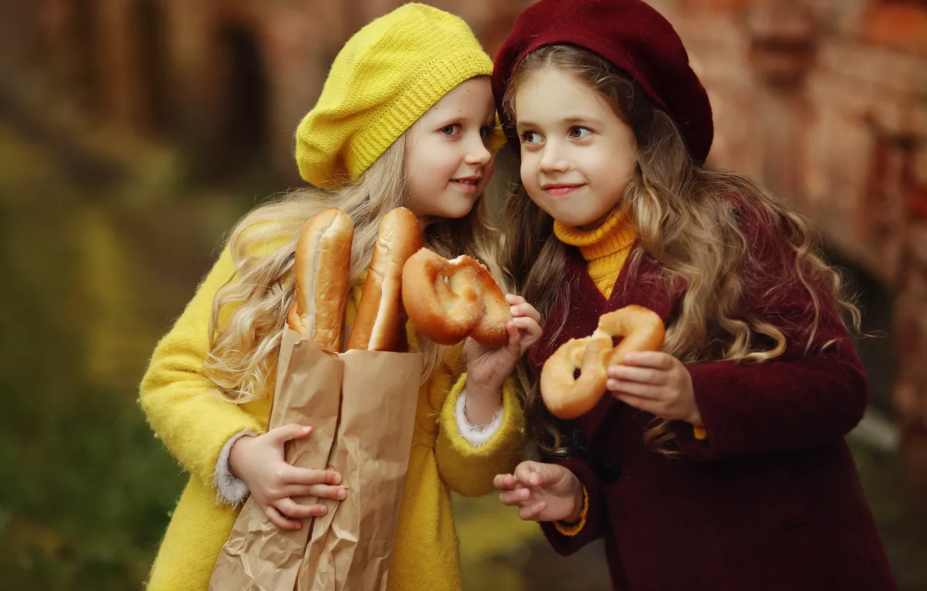 Фото обои дети, девочки, пакет, хлеб, багет, булочки, подружки
