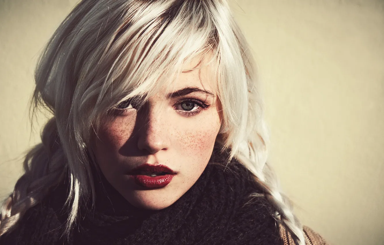 Фото обои взгляд, шарф, блондинка, красавица, веснушки, косички, косы, Devon Jade