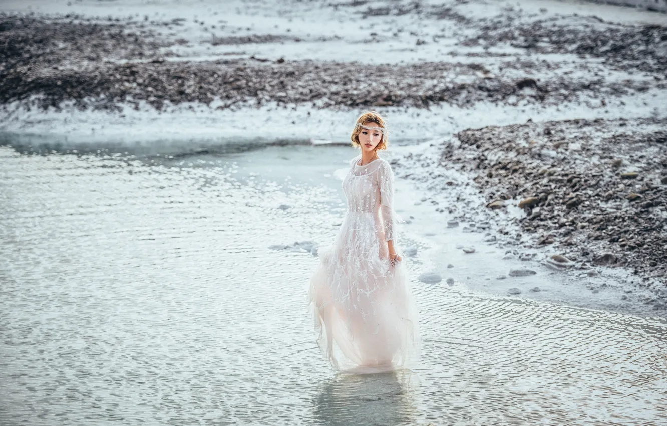 Фото обои вода, девушка, берег, платье, прогулка