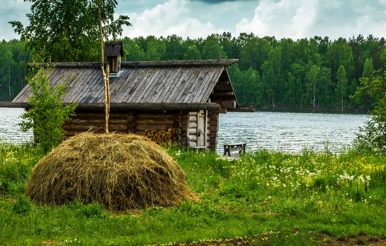 дом в деревне на берегу озера
