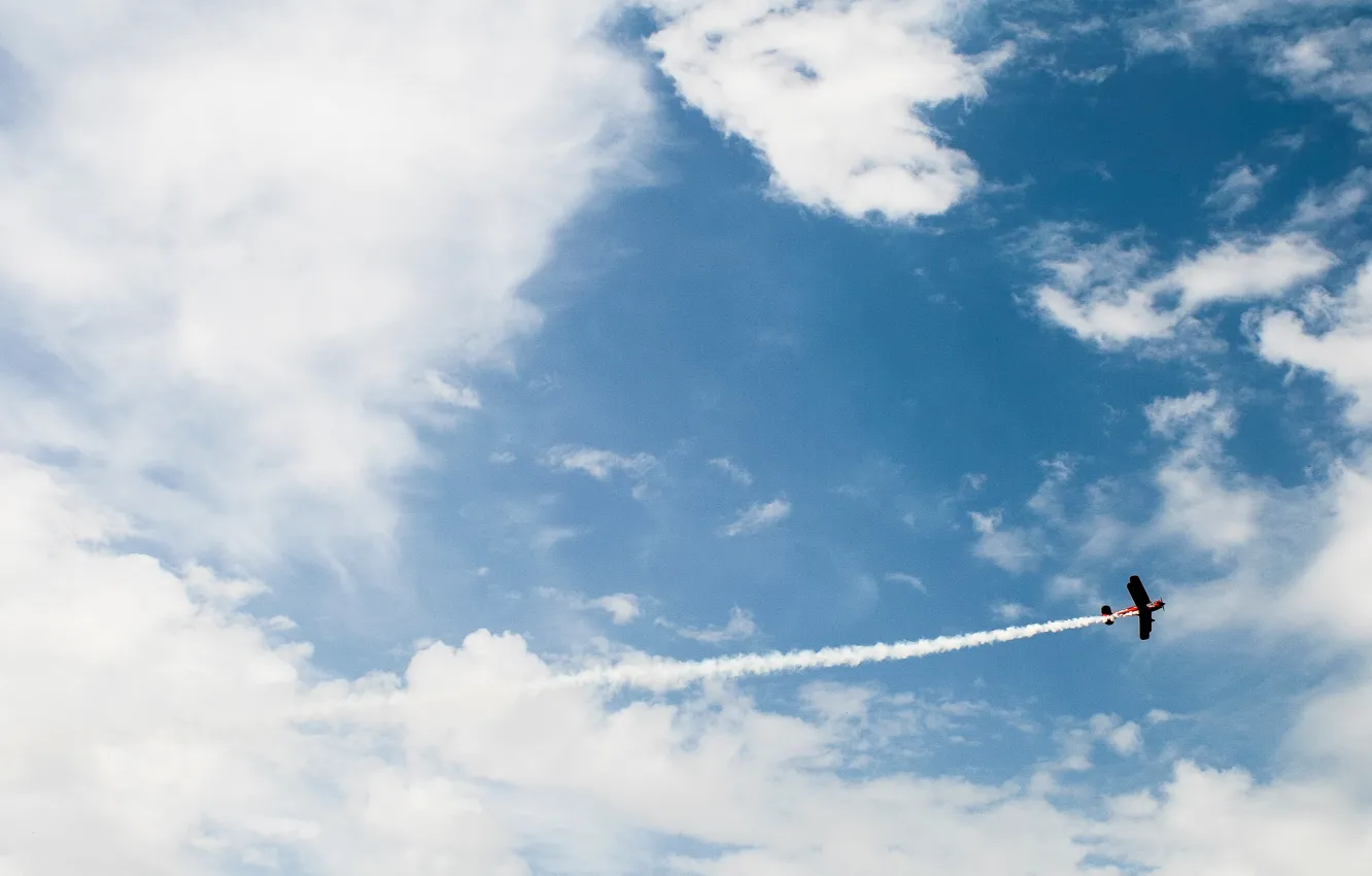 Фото обои небо, облака, полет, самолет, шлейф, кукурузник